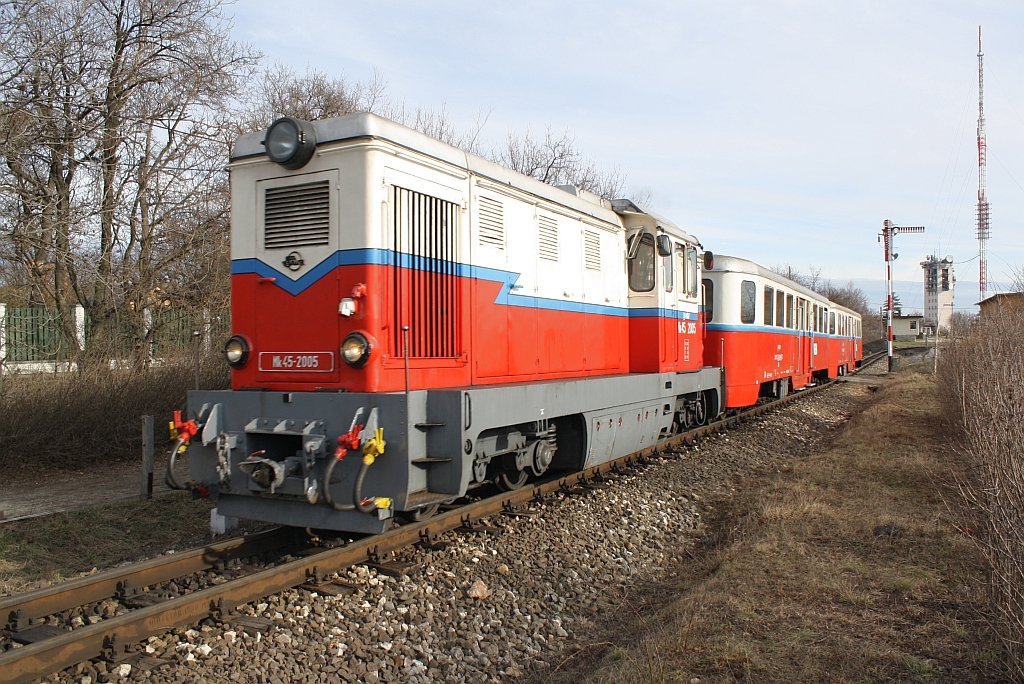 Mk45-2005 am 27.Feb.2010 mit Zug 236 nach dem Einfahrsignal des Bf. Szechenyi-hegy.