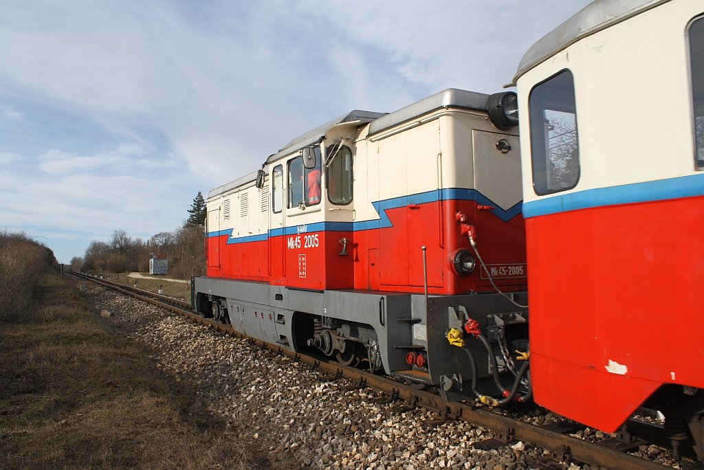 Mk45-2005 am 27.Feb.2010 mit Zug 236 kurz nach Bf. Szechenyi-hegy.
