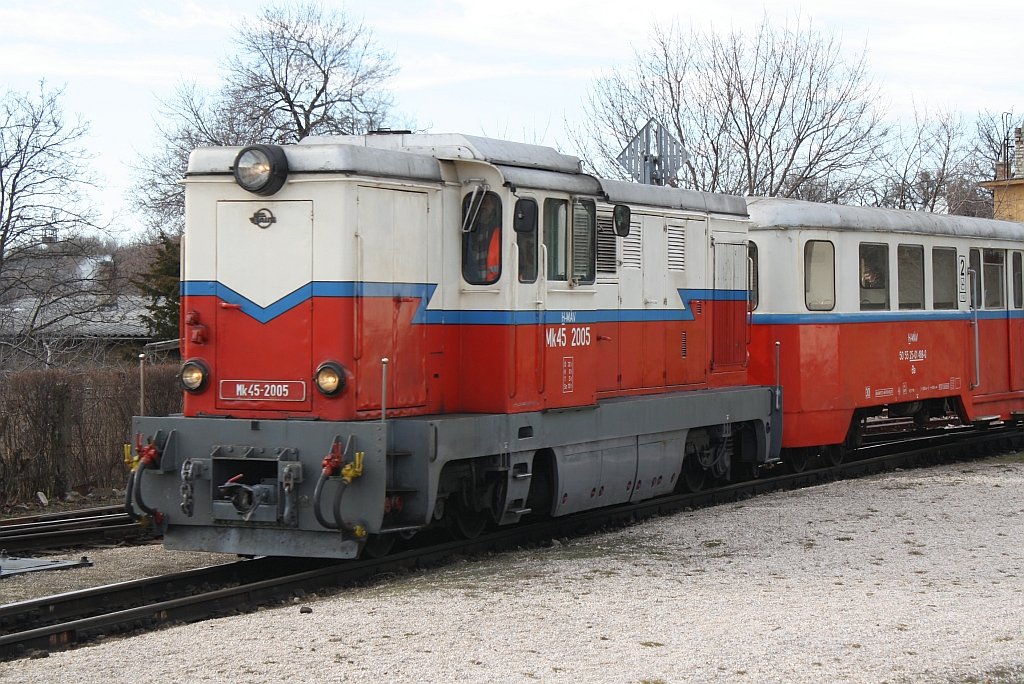 Mk45-2005 fhrt am 27.Feb.2010 mit Zug 233 in den Bf. Szechenyi-hegy ein.