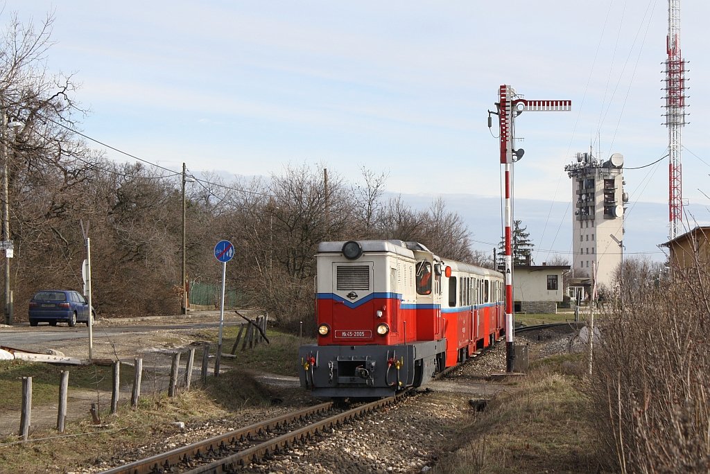 Mk45-2005 verlsst am 27.Feb.2010 mit Zug 236 den Bf. Szechenyi-hegy.