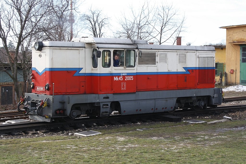 Mk45-2005 wendet am 27.Feb.2010 im Bf. Szechenyi-hegy von Zug 233 auf Zug 236.
