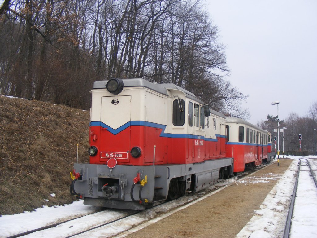 Mk45 2006 der Budapester Kindereisenbahn am 19.02.2012 am Bhf. Szpjuhszn