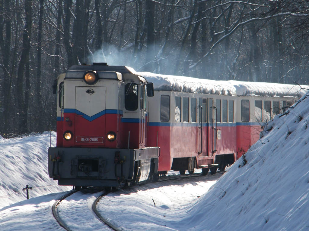 Mk45 2006 kommt am Bahnhof Hűvsvlgy an, am Schmalspurbahn 'Szchenyi-hegyi Gyermekvast', am 05. 12. 2010.  