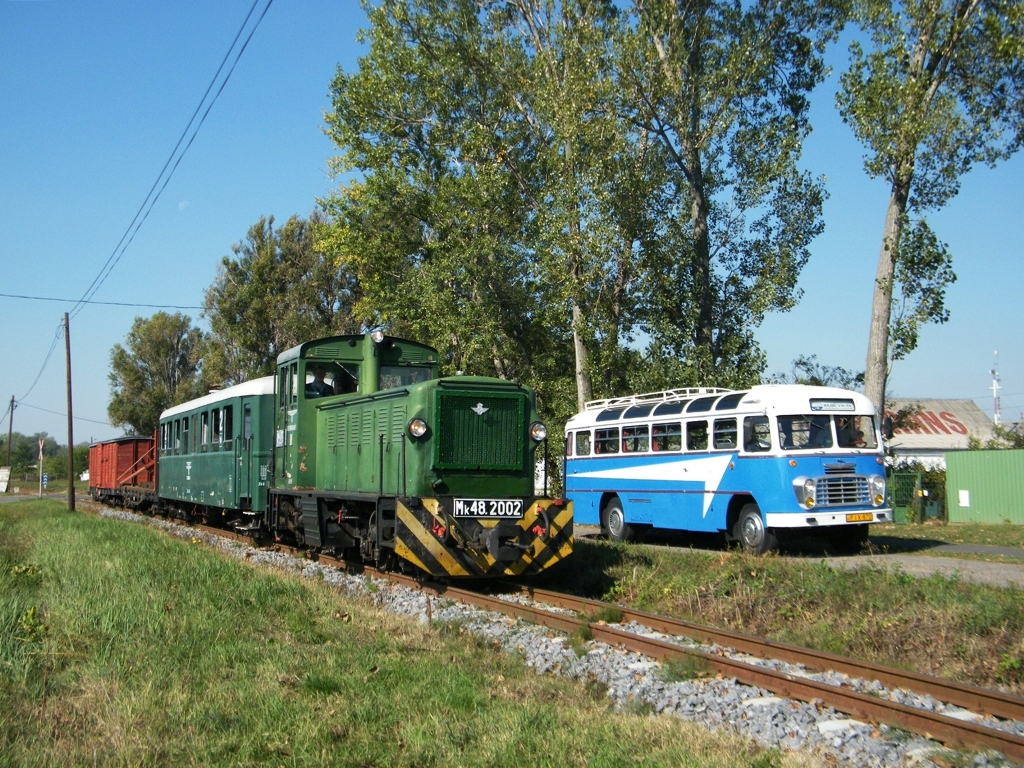 Mk48 2002 mit einem Foto-Sonderzug am Schmalspurbahn 'Zsuzsivast', in Debrecen, am 06. 10. 2012. Neben dem Zug steht ein Ikarus, mit dem die Fotografer auch reisen konnten. 