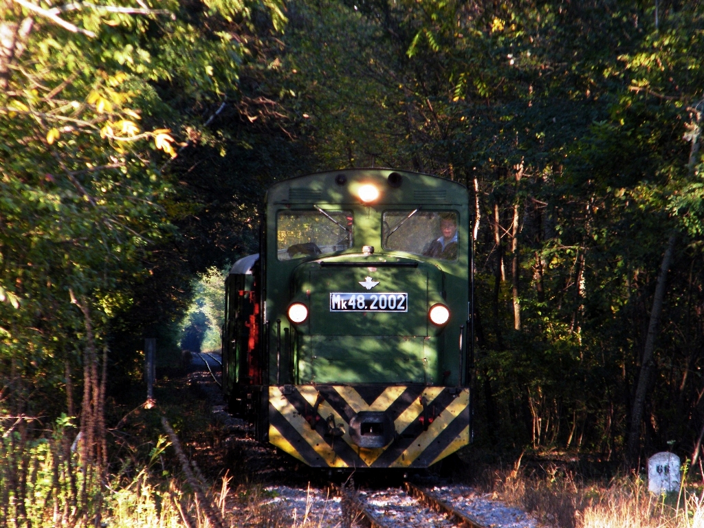 Mk48 2002 mit einem Foto-Sonderzug am Schmalspurbahn 'Zsuzsivast', in der Nhe von Debrecen, am 06. 10. 2012. 