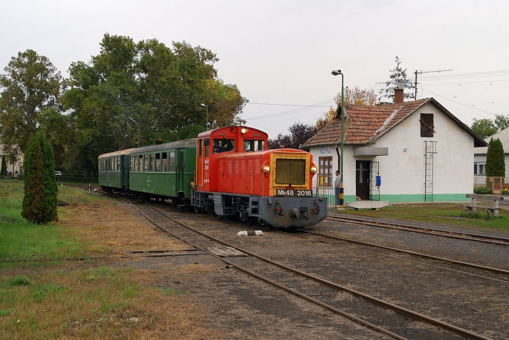 Mk48 2016 mit dem R 31625 im Bahnhof Kotaj (12.10.2009)
