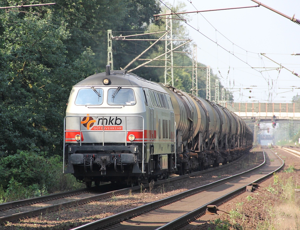 MKB V6 (216 014-1) hat mit ihrem Kesselwagenzug schwer zu arbeiten.
Hier in Dedensen Gmmer in Fahrtrichtung Seelze.
Aufgenommen am 24.08.2011