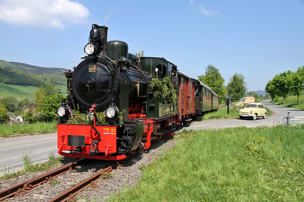MME Fahrtag - 90 Jahre  BIEBERLIES  - 19.05.2013  --  Am Bahnbergang kurz vor Hinghausen mit altem Lloyd  Leukoplastbomber   --  Weitere Fotos siehe auch in meinem http://www.Schmalspuralbum.de/ unter  Nordrhein-Westfalen > Mrkische Museums-Eisenbahn (MME) - Sauerlnder Kleinbahn > ... 