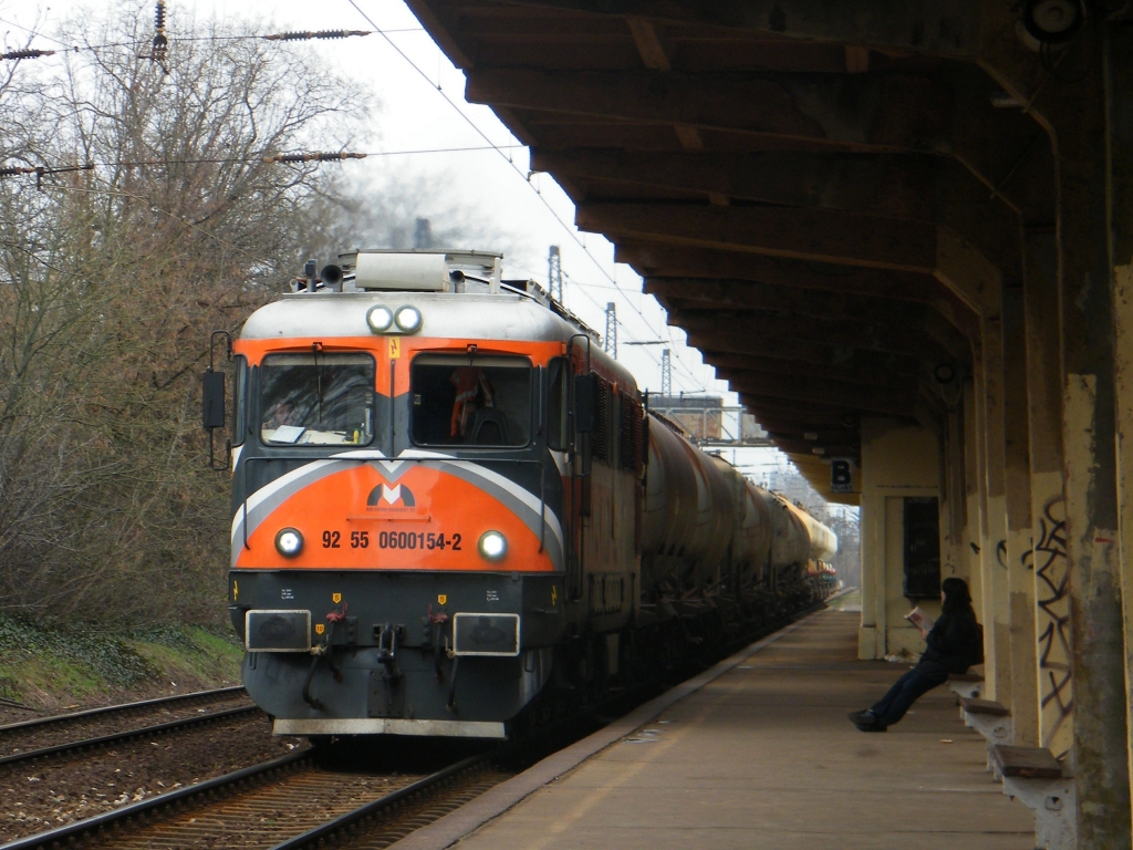MMV 0600 154 an der Haltestelle Istvntelek (Budapest) mit einem Gterzug nach Dunakeszi, am 20. 03. 2011. 