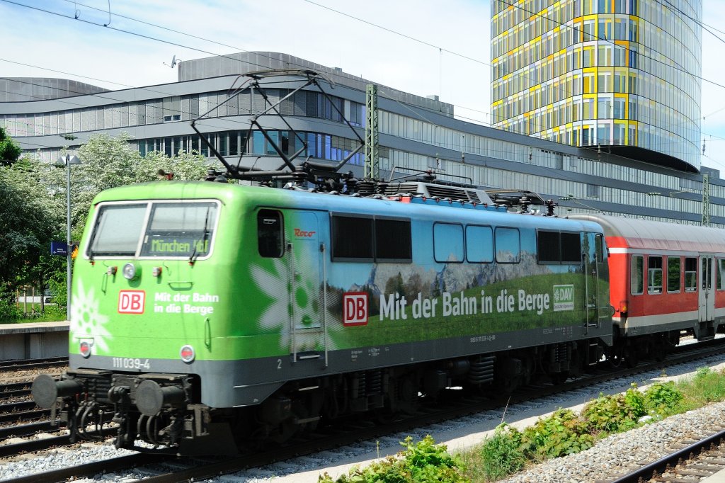 Mnchner Loks der BR 111 sind zur Zeit sehr begehrte Werbetrger. Der  Maxl , die Biergarten-Lok und hier die DAV-Lok (Deutscher Alpenverein). 111 039-4 strebt im Salzburg - Mnchen-Pendel dem Hbf der bayrischen Landeshauptstadt entgegen. PS: Demnchst kommt die ADAC-Lok, auch BR 111, auf die Gleise. (Mnchen-Heimeranplatz, 11.05.2012)