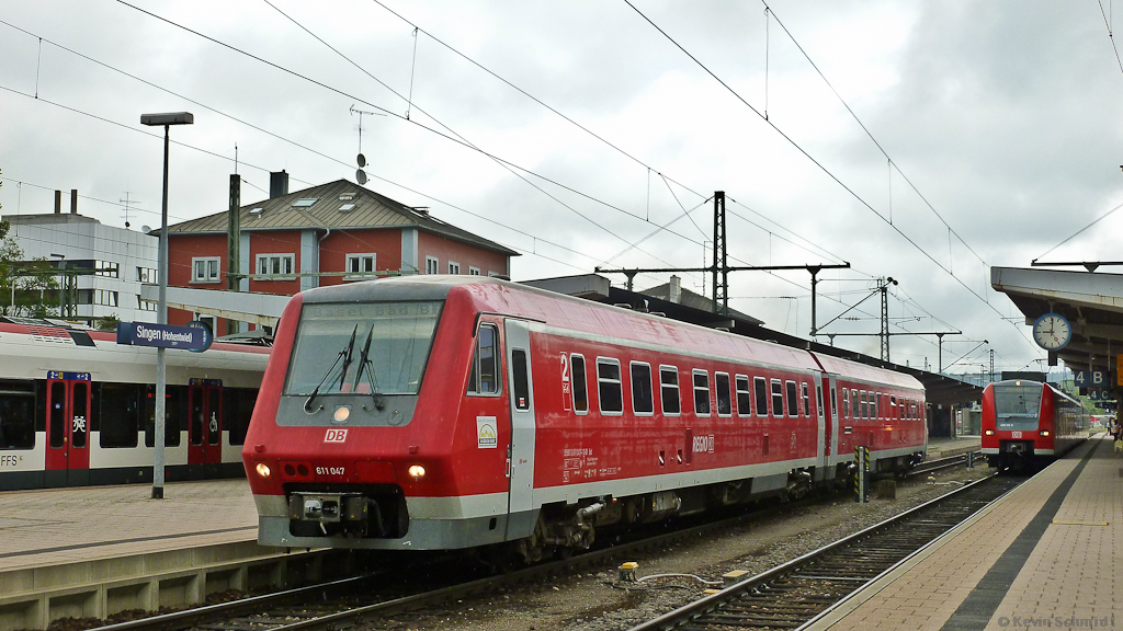 Mo., 15.08.2011 - Tag 4: Nach einem gemütlichen Abend am Rheinufer in Köln fuhren wir am nächsten Morgen über Basel in Richtung Bodensee. Während unseres Zwischenstopps in Singen (Hohentwiel) verlässt ein VT 611 als IRE nach Basel den Bahnhof.
