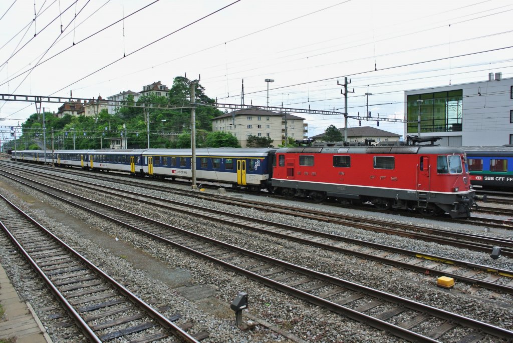 Mo-Fr wird auf der Linie Neuchatel-Lausanne ein IR Zugspaar mit einem EW I/II KlB Pendel gefhrt. bers Wochenende steht der Pendel jeweils in Neuchatel abgestellt, dieses Wochenende mit der 11196, 09.06.2013.