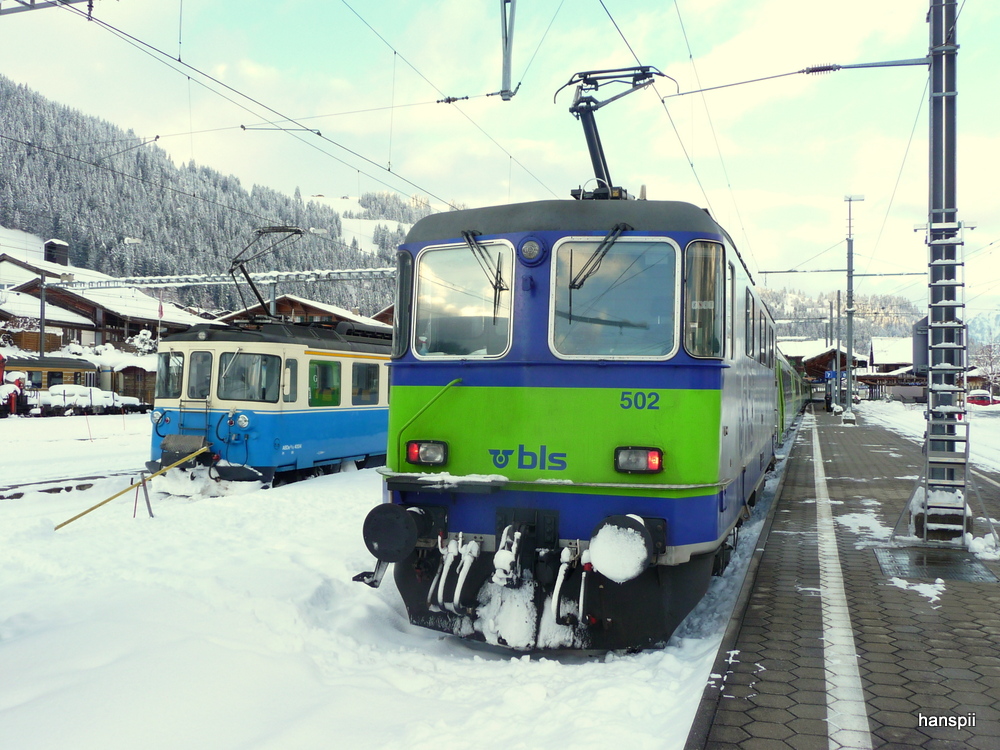 MOB + BLS - Triebwagen ABDe 8/8 4004 und Re 4/4  420 502-7 im Bahnhof Zweisimmen am 06.12.2012