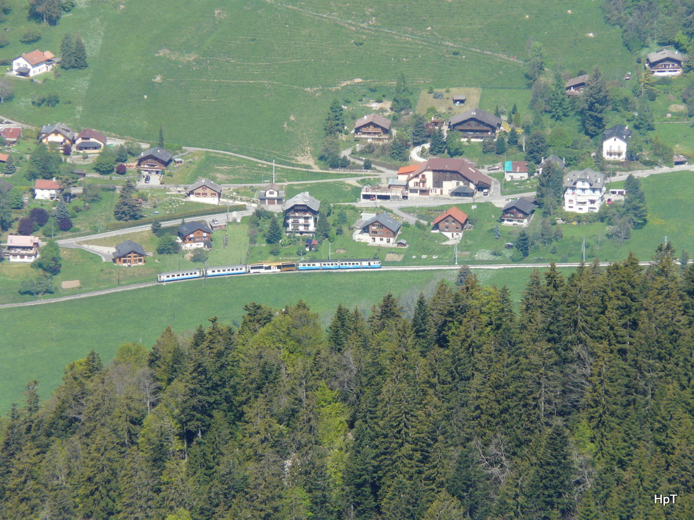 MOB / Goldenpass  - ABDe 8/8 400. mit Personenzug unterwegs bei Les Avants am 11.05.2012 .. Standort des Fotografen  Aussichtsplattform auf dem Roches de Naye 
