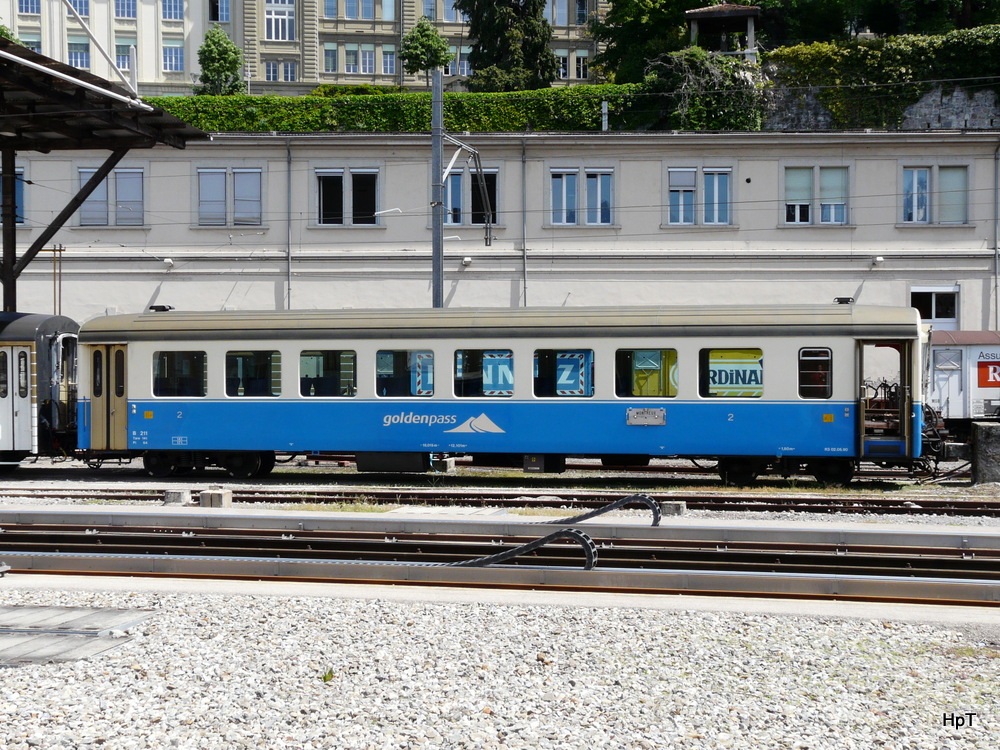 MOB / Goldenpass - Personenwagen  2 Kl. B 211 in Montreux am 11.05.2012