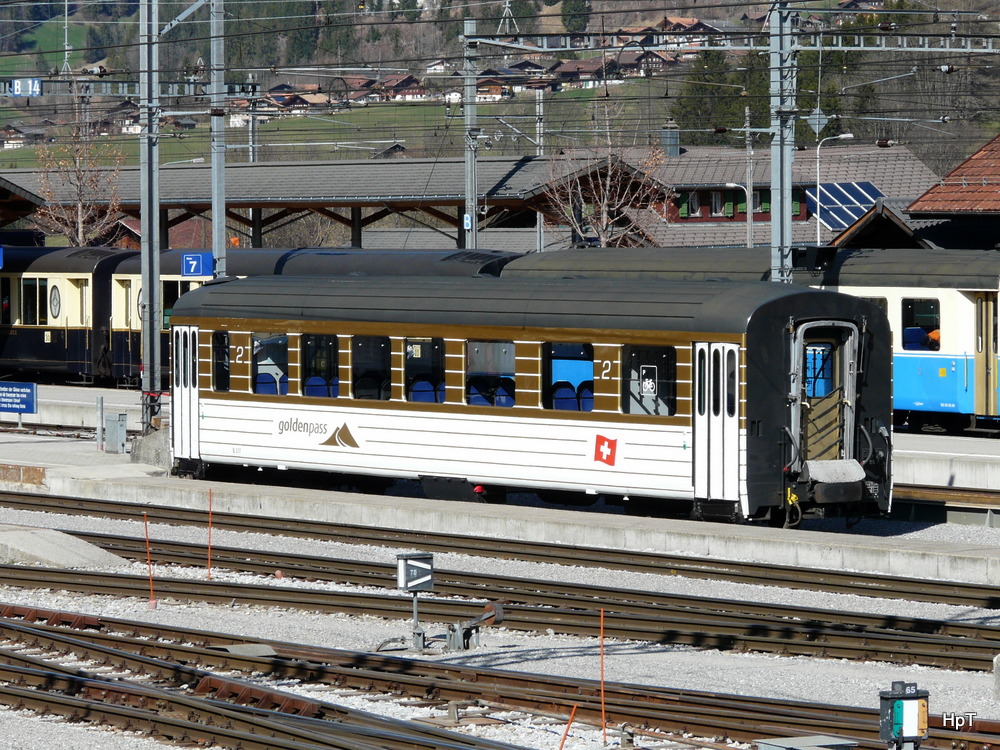 MOB - 2 Kl. Personenwagen B 217 in neuer Goldenpass Bemalung im Bahnhof Zweisimmen am 30.03.2012