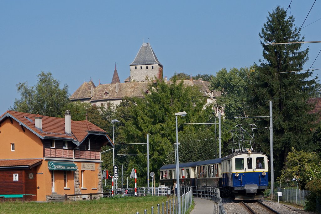 MOB  Auf unblichen Pfaden...) Pullmannzug mit dem historischen noch fahrtchtigen BDe 4/4 28 aus dem Jahre 1924 vor passender Kulisse am 8. September 2012 im Bilde festgehalten. Das Schloss Blonay wurde jedoch bereits im Jahre 1175 durch Wilhelm ll. von Blonay gebaut. 
Foto: Walter Ruetsch