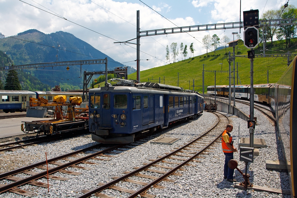 MOB BDe 4/4 3006 Triebwagen  GoldenPass Services , dahinter Triebwagen  BDe 4/4 30065, am 28.05.2012 in Zweisimmen, aufgenommen aus einfahrendem Goldenpass Zug. Diese Triebwagen Baujahr 1946 wurden fr Bahndienstzwecke umgebaut, es wurden Laufschienen und Krankatzen, fr das Be- und Entladen von Baudienstmaterial, eingebaut. Da 1986 der jeweils 2. Fhrerstand ausgebaut worden ist,  sind sie nur noch als gekuppeltes Paar einsetzbar.