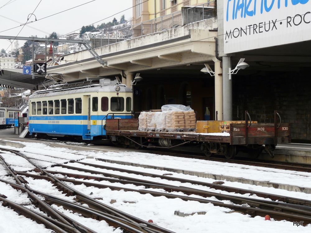 MOB - Be 4/4 1001 mit Gterwagen Rko 830 im Bahnhof Montreux am 03.12.2010

