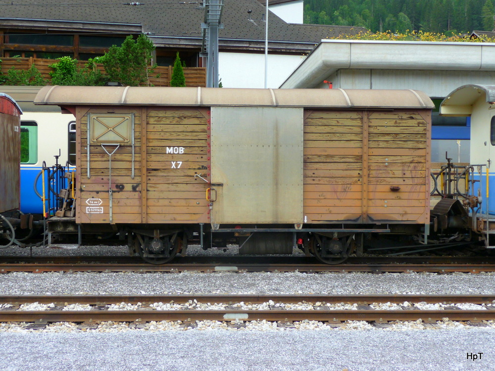 MOB - Diesnstwagen  X 7 im Bahnhof von Zweisimmen am 21.07.2012