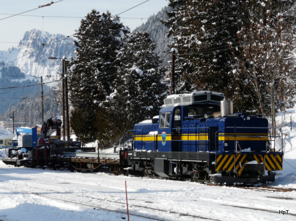 MOB - Gm 4/4 2003 mit Dienstzug in Chateau D`Oex am 03.12.2010