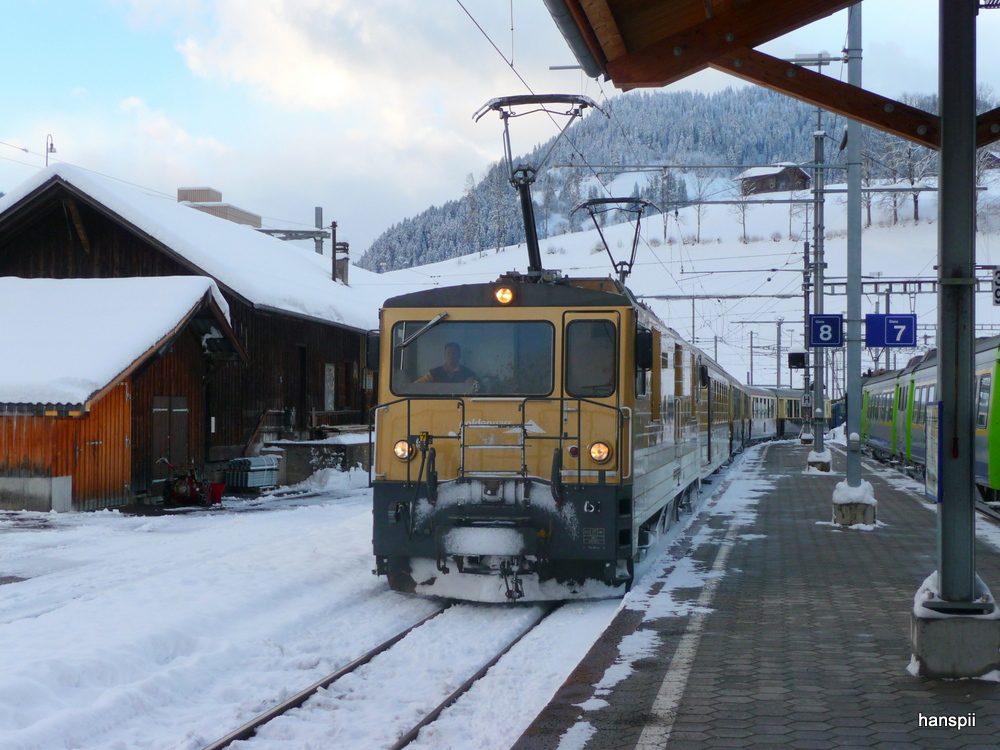 MOB Goldenpass - Lok GDe 4/4 6005 bei der einfahrt im Bahnhof Zweisimmen am 06.12.2012