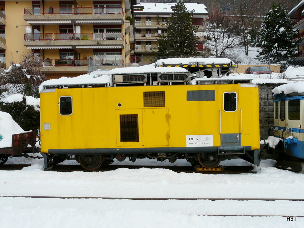 MOB - Hilfslok  Tm 2/2 7 aufgebockt abgestellt im Bahnhofareal in Chernex am 03.12.2010 .. Bild wurde vom Perron aus gemacht ....