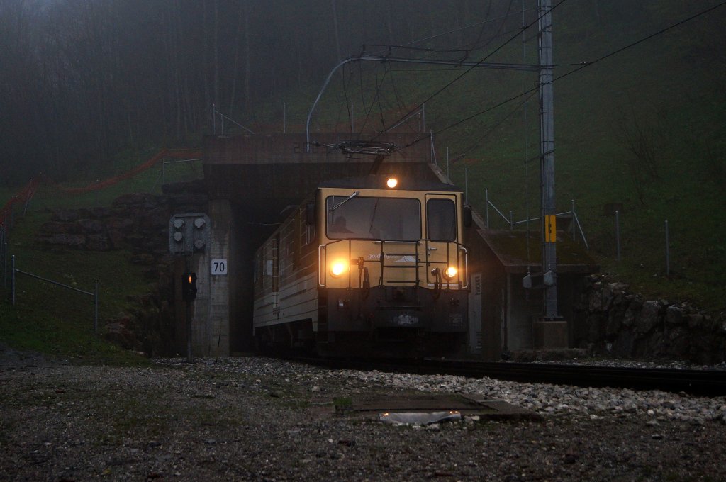 MOB: Kaum zu glauben, dass diese Aufnahme im  WONNEMONAT MAI  entstanden ist. GDe 4/4 6005 goldenpass mit R 2234 beim Verlassen des 2424 m langen Jaman-Tunnels. Diese Aufnahme ist am 10. Mai 2013 um 18.10 h bei der Station Les Cases entstanden.
Foto: Walter Ruetsch 