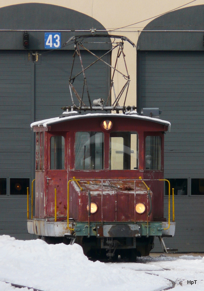 MOB - Mit viel Tele vor der MOB Werksttte in Chernex der Te 2/2  81 am 04.12.2010