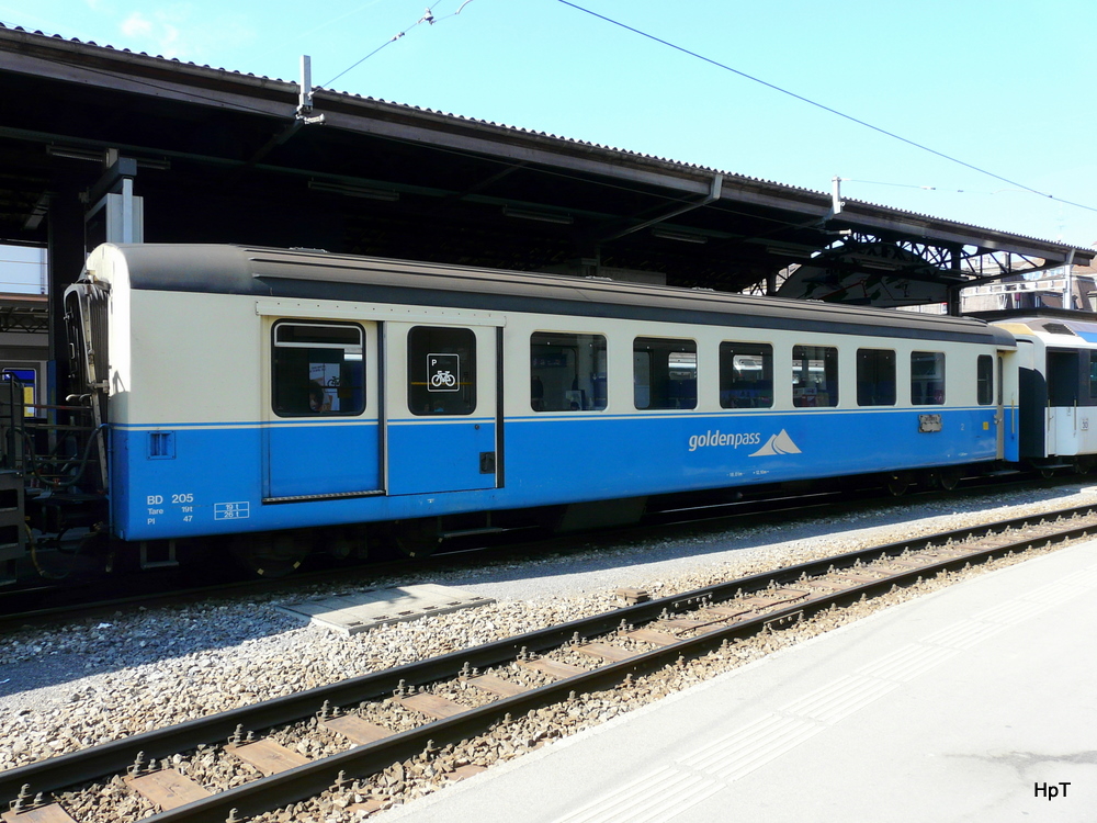 MOB - Personenwagen mit Gepckabteil BD 205 im Bahnhof Montreux am 10.03.2012