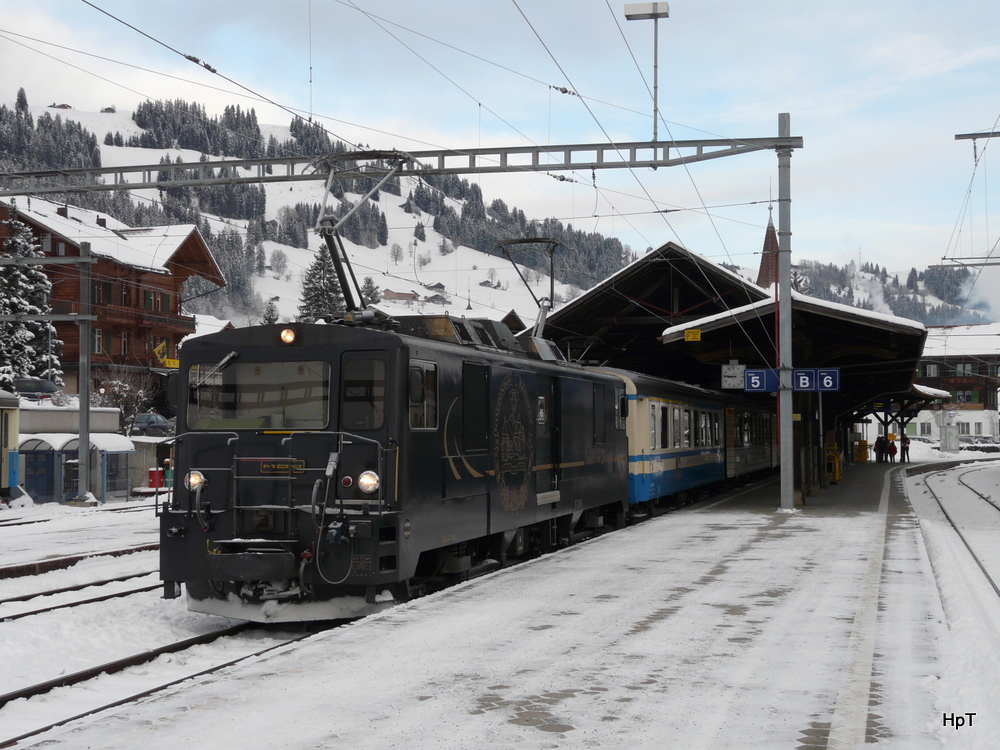 MOB - Regio nach Montreux mit der Lok GDe 4/4 6002 im Bahnhof Zweisimmen am 03.12.2010