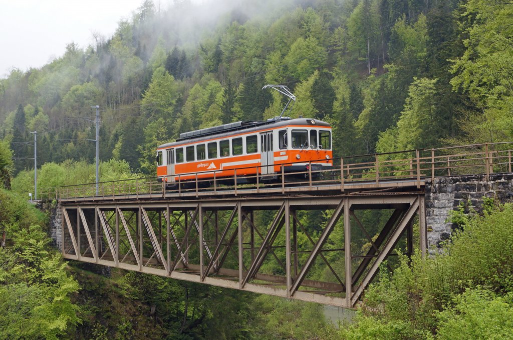 MOB/ASM: Der Be 4/4 1006 wird neu fr den Rangierdienst in Montreux eingesetzt. Dabei ersetzt der  SOLOTHURNER  mit 47 Jahren den 58-jhrigen  TESSINER  Be 4/4 1001 (ex LCD). Fr den  MOB-Neuling  gab es am 10. Mai 2013 anlsslich einer Sonderfahrt einige interessante Kunstbauten zu befahren, wie es sie im Oberaargau nicht gibt.
Foto: Walter Ruetsch 