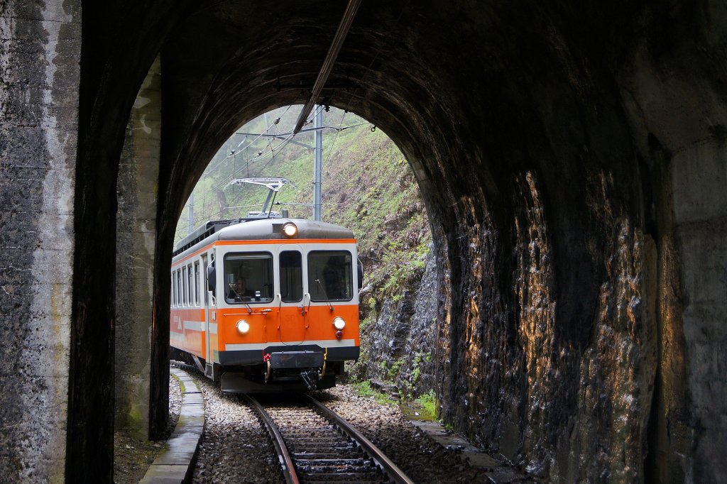 MOB/ASM: Der Be 4/4 1006 wird neu fr den Rangierdienst in Montreux eingesetzt. Dabei ersetzt der  SOLOTHURNER  mit 47 Jahren den 58-jhrigen  TESSINER  Be 4/4 1001 (ex LCD). Fr den  MOB-Neuling  gab es am 10. Mai 2013 anlsslich einer Sonderfahrt einige interessante Kunstbauten zu befahren, wie es sie im Oberaargau nicht gibt.
Foto: Walter Ruetsch 