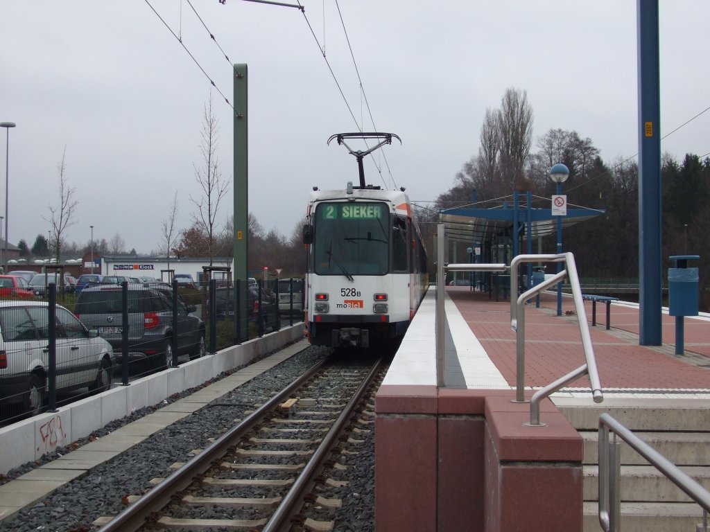 moBiel M8C 528 steht mit M8C 533 an der Endhaltestelle der Linie 2. Im Hintergrund rechts wird die Strecke bald um zwei Stationen nach Milse-Ost verlngert. Die Kosten belaufen sich zur Zeit auf ca. 7,5-8 Mio. Euro.
Aufgenommen am 22.11.2010.