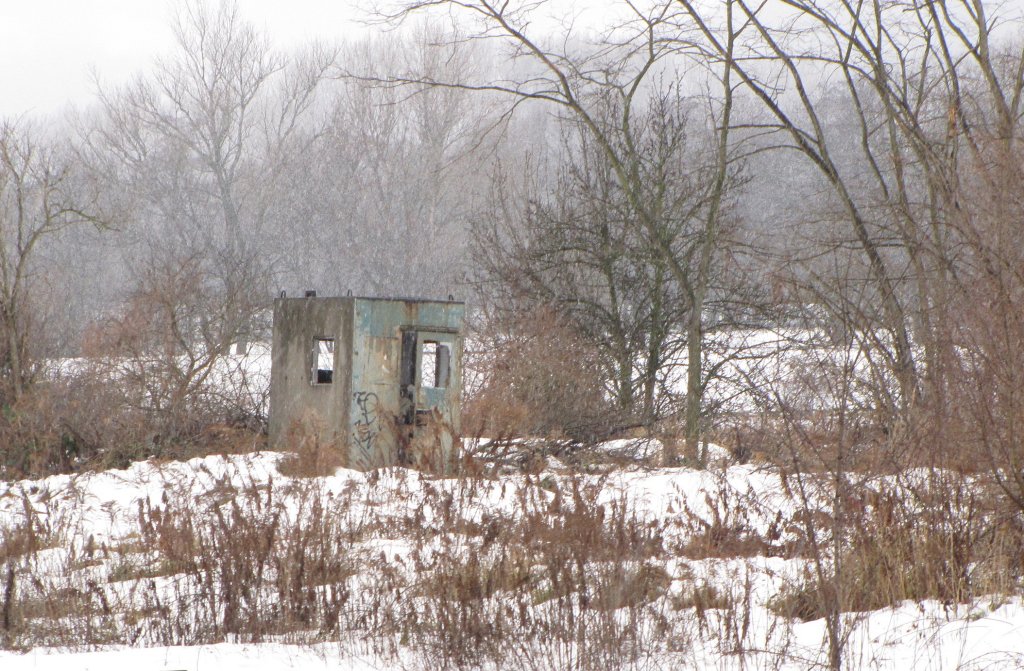 Mobiles Huschen, dass bei greren Baustellen fr Zugschlussmelder oder Befehlsbermittler eingesetzt wird, wurde hier im Bereich der ehemaligen Wagenwsche in Naumburg (S) Hbf vergessen; 12.12.2010