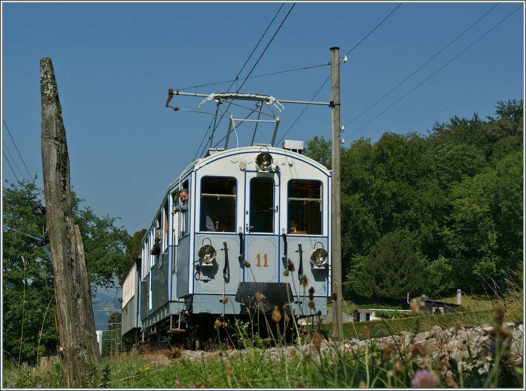 MOB'stalgie: Der (ex MOB) BCFe 4/4 11 wartet vor dem Einfahrsignal in Chaulin auf die Weiterfahrt.
9. Sept 2012
