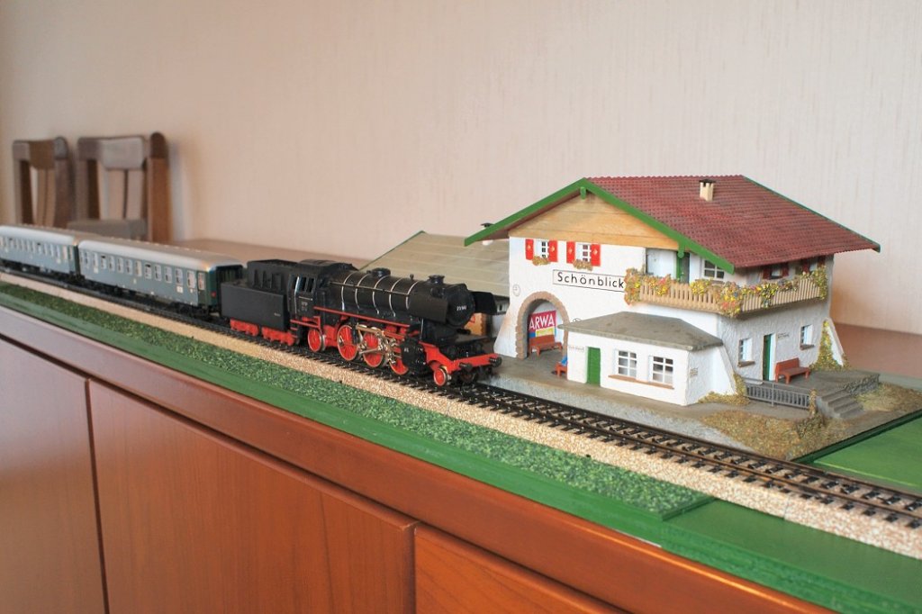 Modellbahn-Nostalgie: Märklin Replika DB 23 041 mit Blechwagen und historischem Faller Bahnhof-Fertigmodell (Nr. 108 hier als Bahnhof  Schönblick  beschriftet)