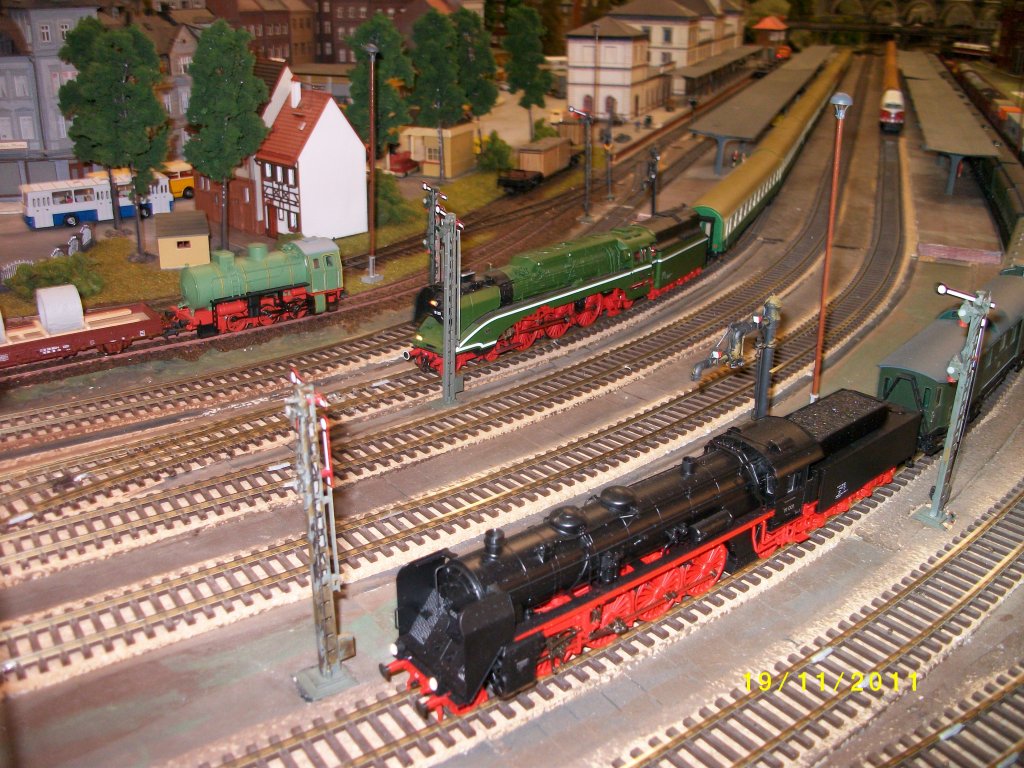 Modellbahnausstellung des MEC Chemnitz-Rotluff auf dem Bild ist zu sehen die 18 201 von Roco und die 19 001 von Gtzhold auf der digitalen Hausanlage. Beide Zge stehen im Hauptbahnhof der Anlage.