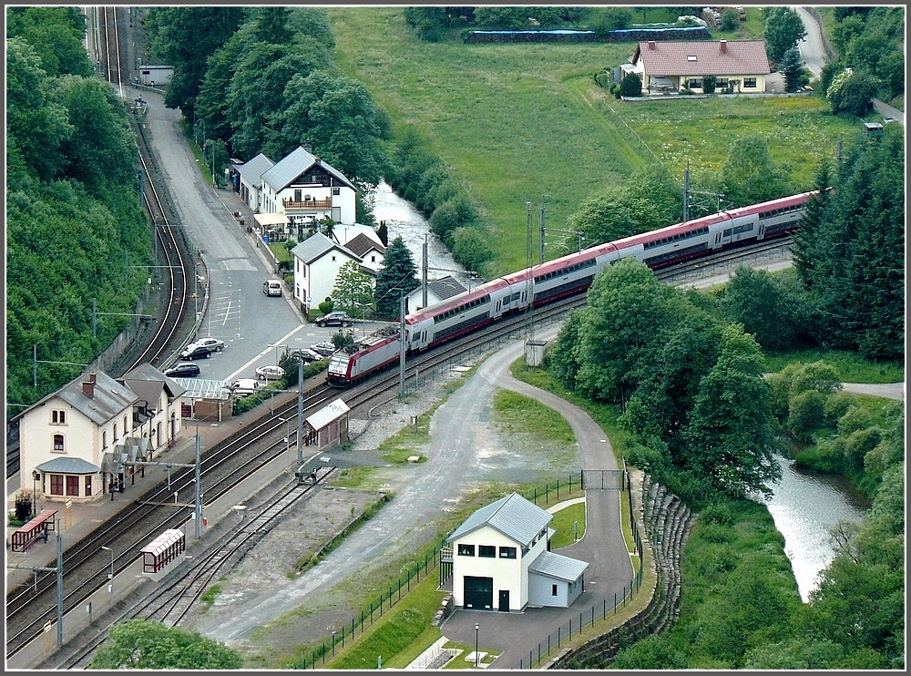 Modellbahncharakter hat der CFL Wendezug, wenn er in den Bahnhof von Kautenbach einfhrt und man am Aussichtspunkt Hockslay 390 Meter ber den Geschehnissen steht. 13.05.10 (Hans)  