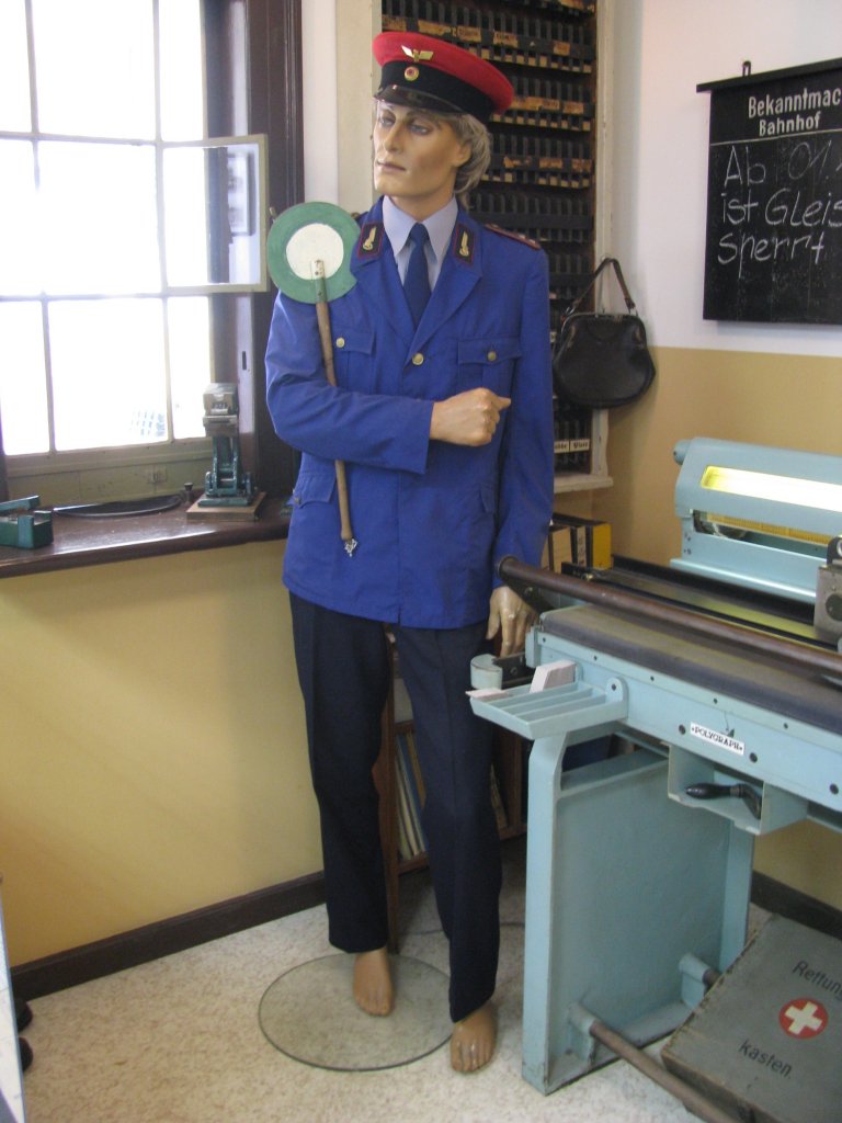 Modellpuppe in Reichsbahner-Uniform (Mecklenburgisches Eisenbahn- und Technikmuseum Schwerin, ex Bw) 27.09.2009