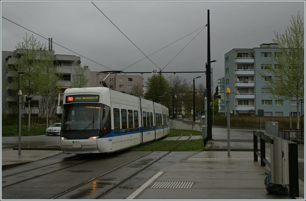 Moderne Bahn in modernem Umfeld: Die Glattalbahn erreicht den Halt Lindenberghplatz.
27. April 2013