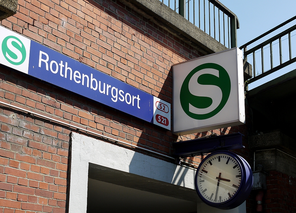 Moderne  corporate identity  am ansonsten verschont gebliebenen Hamburger S-Bahnhof  Rothenburgsort . 8.6.2013