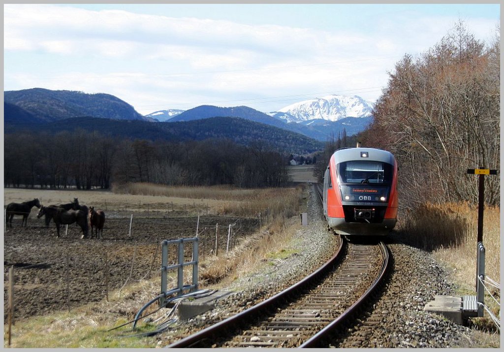 Moderne Nebenbahnromantik Puchberger Bahn: 5022 048 als R 6416 nach Wiener Neustadt Hbf bei Urschendorf. 2.3.12