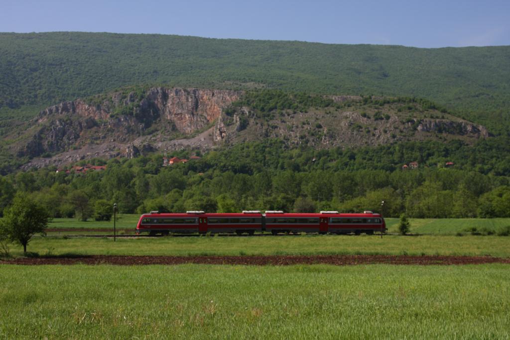 Moderne Triebwagen der Reihe 771 bedienen den Personenverkehr zwischen Nis
und dem Grenzort Dimitrovgrad. Die Strecke fhrt durch eine wunderschne Landschaft
mit zahlreichen Fotopunkten. Hier passiert Triebwagen 771010 am 5.5.2013 eine Felswand nahe Pernik auf dem Weg dorthin bzw. nach Dimitrovgrad.