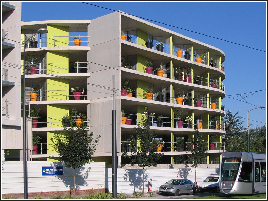 Moderne Verkehrsarchitektur und modernes Verkehrsdesign - 

Etwas stadtauswärts der Haltestelle  Arago  passiert eine Citadis-Tram dieses moderne Parkhaus. 

24.07.2012 (G)
