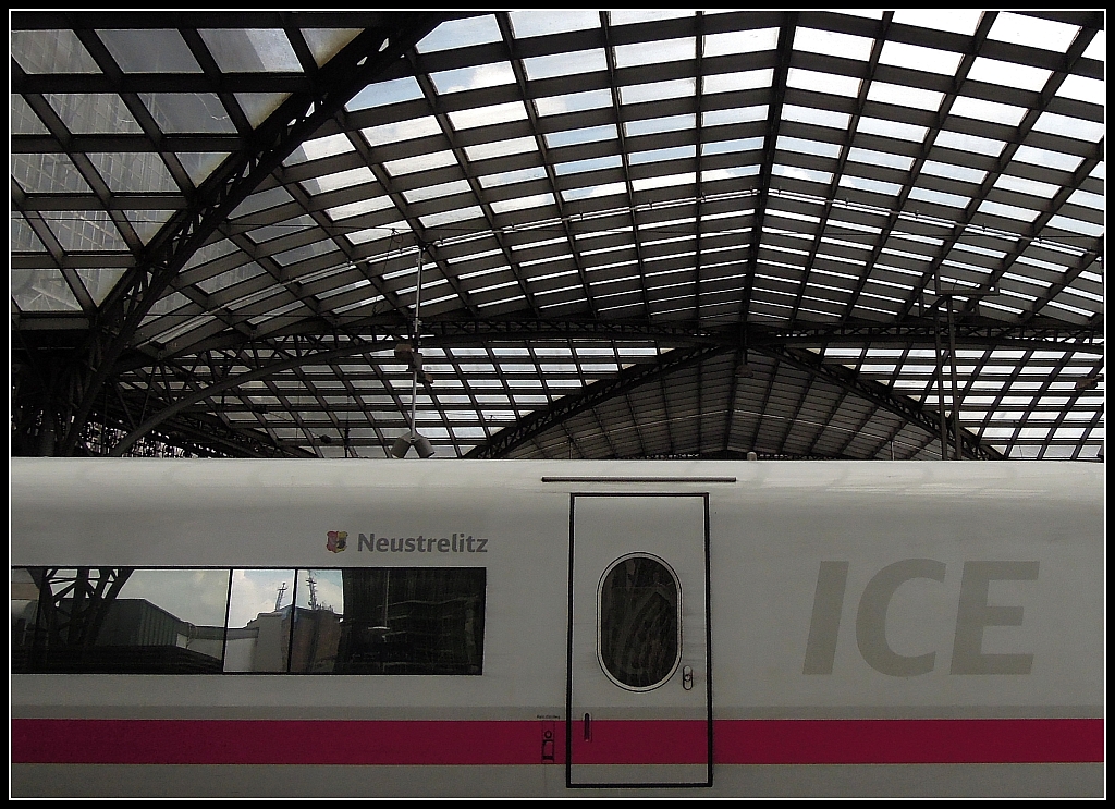 Moderne Zeiten: ICE unter dem Bahnsteigdach aus den 90er Jahren. Kln-Hauptbahnhof, 1.7.2013