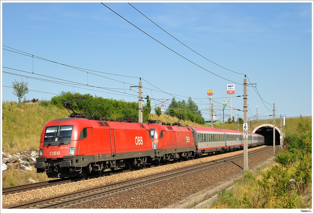 Moderne Zge dokumentiert man am besten an einem modernen Ort. Es folgt daher eine Kurzserie (4B) aus Loosdorf an der Westbahn. 1116.007 & 1116.152 mit dem OEC 568; 4.7.2010.