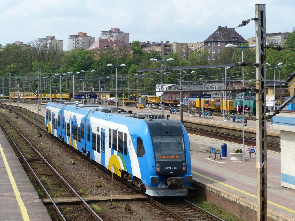 Moderner Regionalverkehr in Polen: SA136 011 nach Piła Główna fährt in Szczecin ein. 11.5.2013