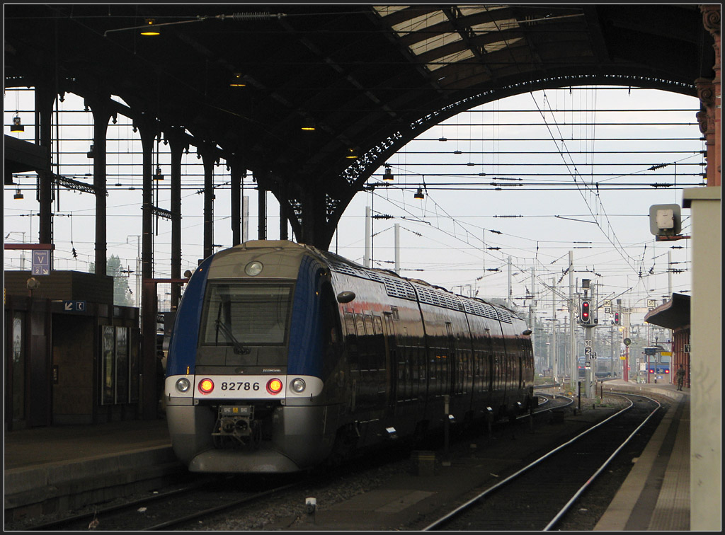 Moderner Triebwagen, alte Bahnsteighalle - 

Triebzug der Reihe B 82500 im Gare Centrale Strasbourg. 

29.11.2011 (J)