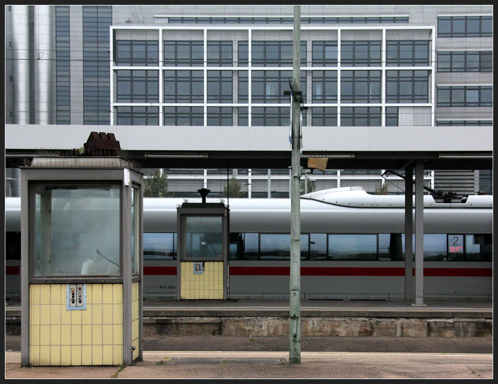 Modernes Bauwerk, moderner Zug -

... und ein in die Jahre gekommener Bahnhof: 

Stuttgart Hauptbahnhof am 14.10.2010 (M)